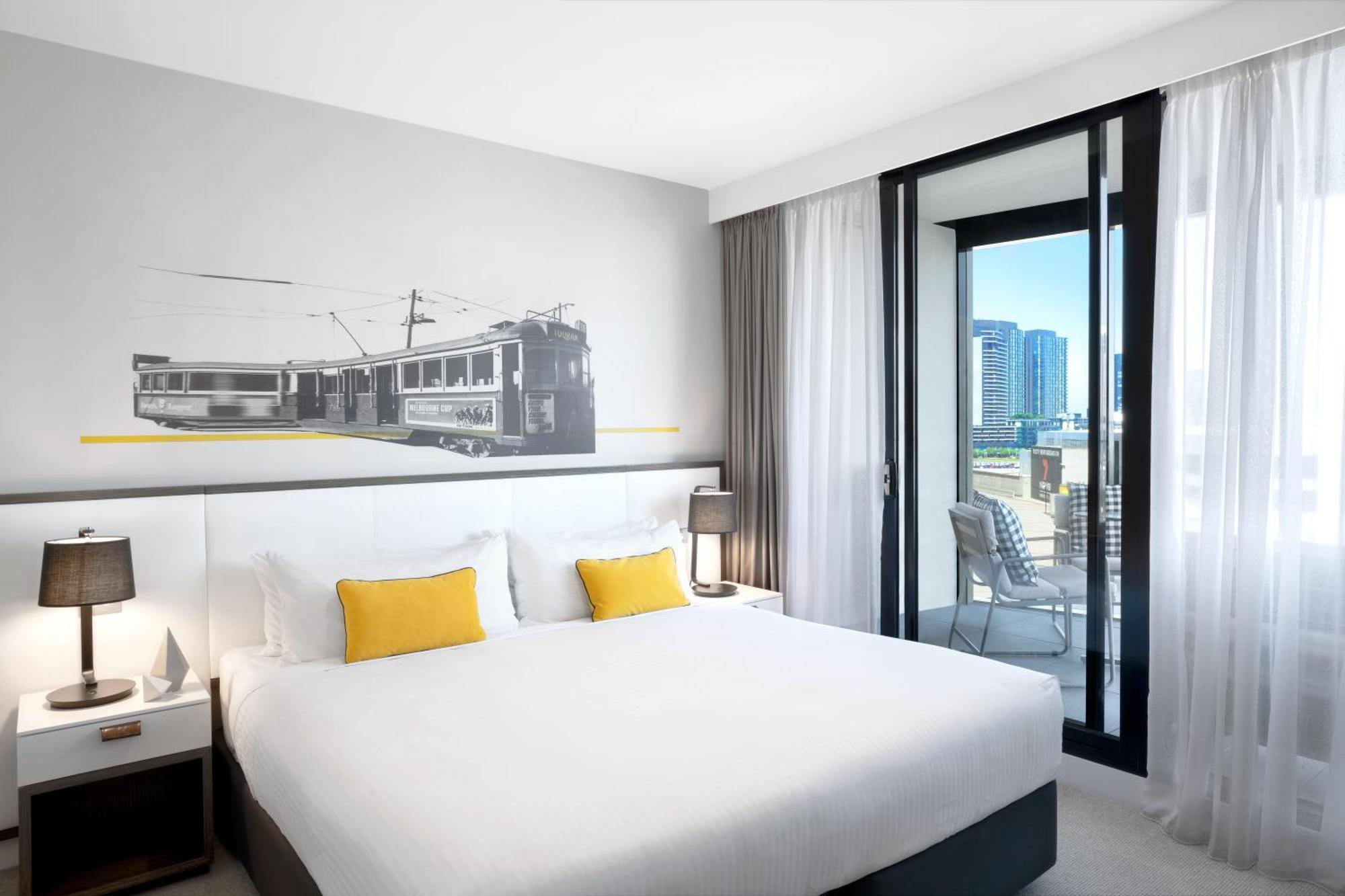 Peppers Docklands Hotel Melbourne Bagian luar foto A bedroom at the hotel