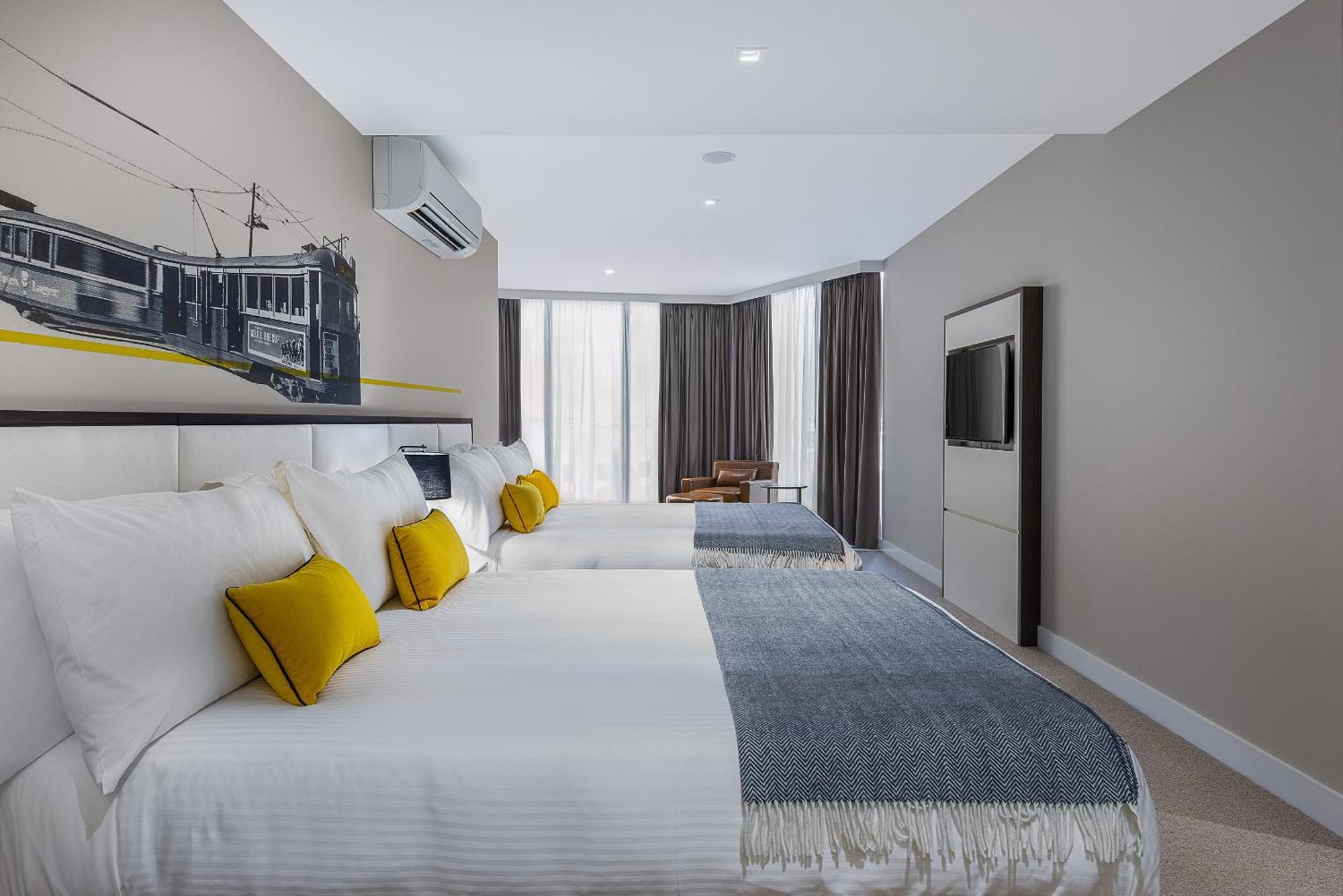 Peppers Docklands Hotel Melbourne Bagian luar foto A typical room at the hotel