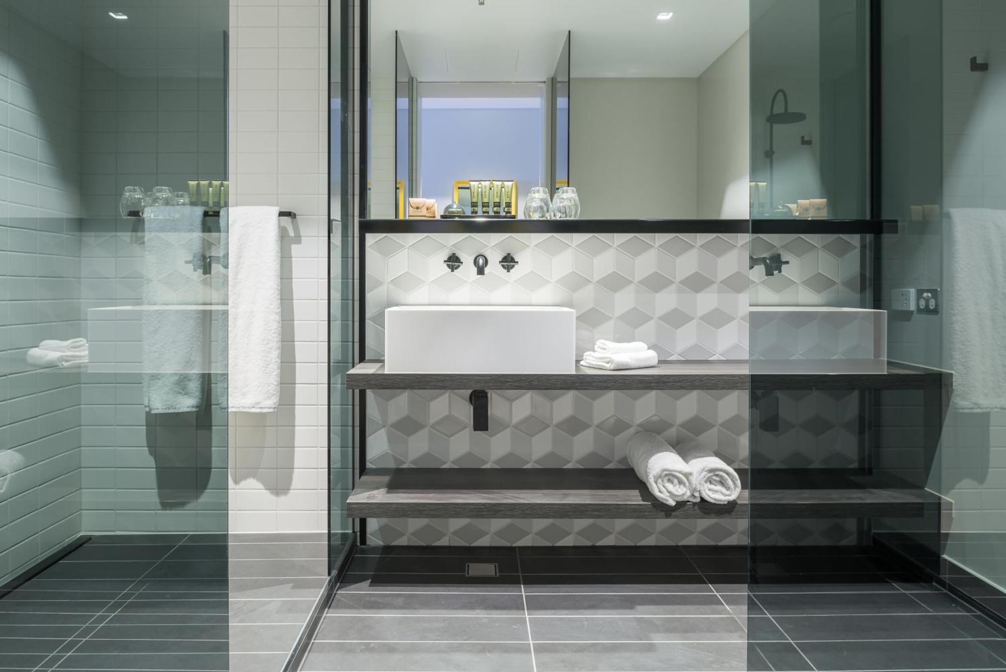 Peppers Docklands Hotel Melbourne Bagian luar foto Bathroom