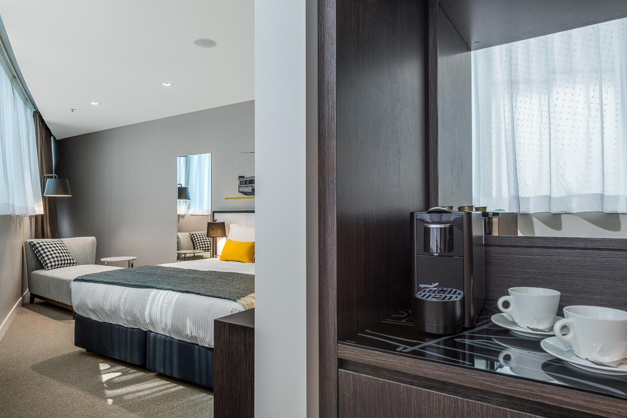 Peppers Docklands Hotel Melbourne Bagian luar foto A coffee machine in a hotel room
