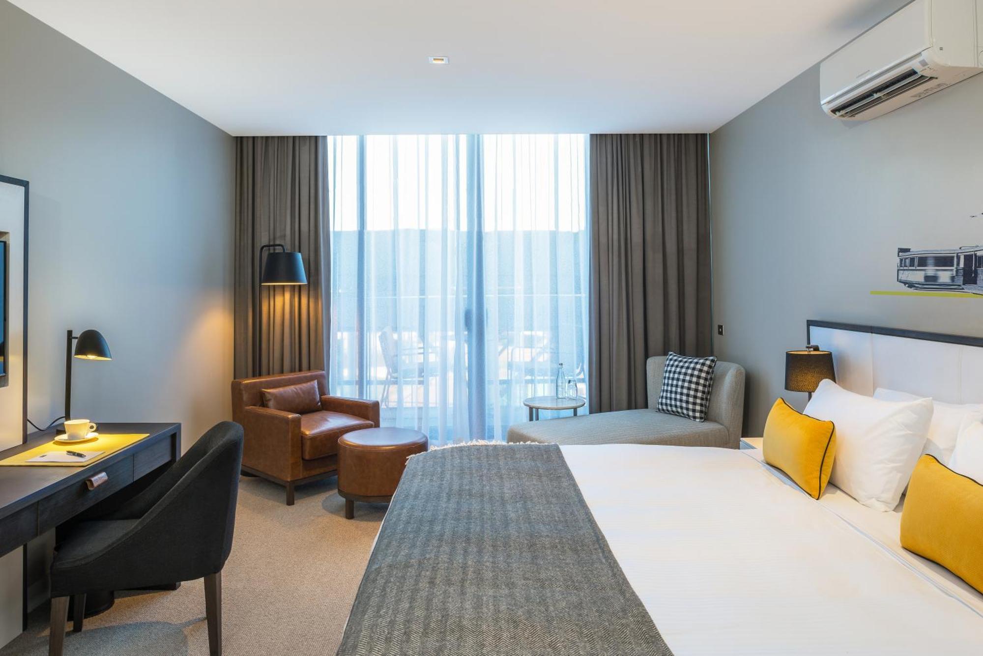 Peppers Docklands Hotel Melbourne Bagian luar foto A room at the hotel