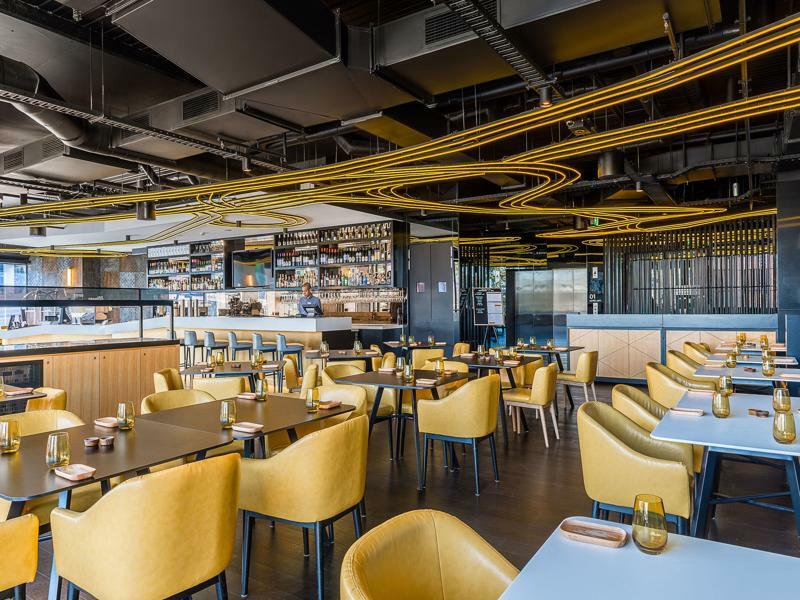 Peppers Docklands Hotel Melbourne Bagian luar foto The interior of the restaurant