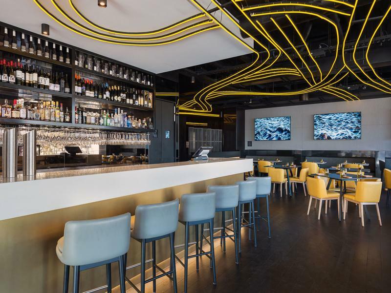 Peppers Docklands Hotel Melbourne Bagian luar foto The bar at the restaurant